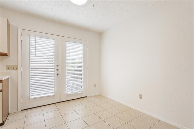 Building Photo - 1015 E Yager Ln