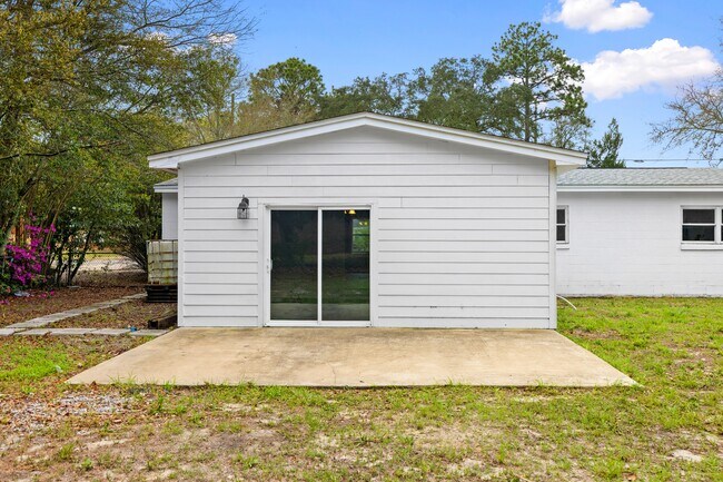 Building Photo - 200 Spencer Dr