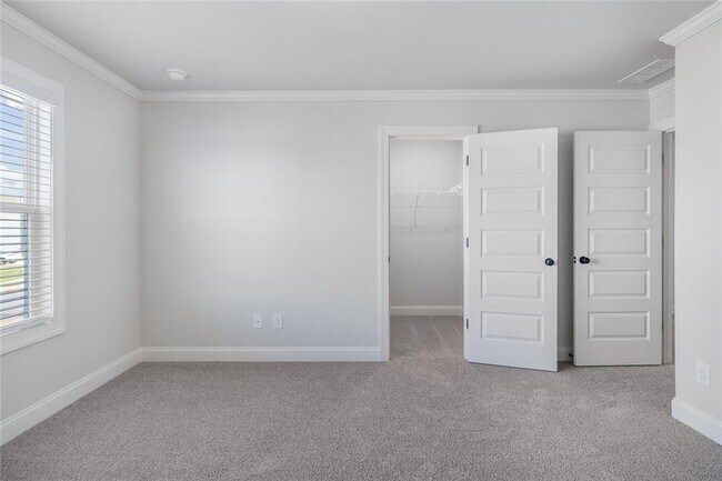 Building Photo - 448 Banff Dr