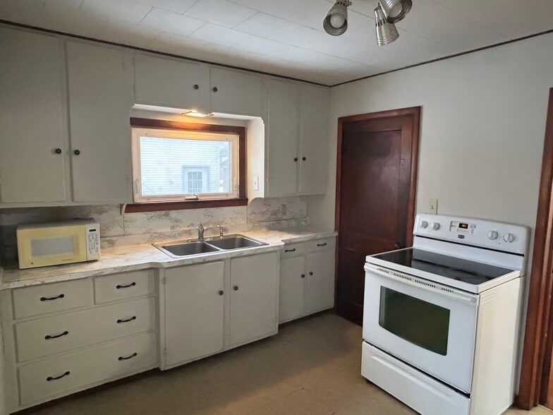 Building Photo - 711 3rd St