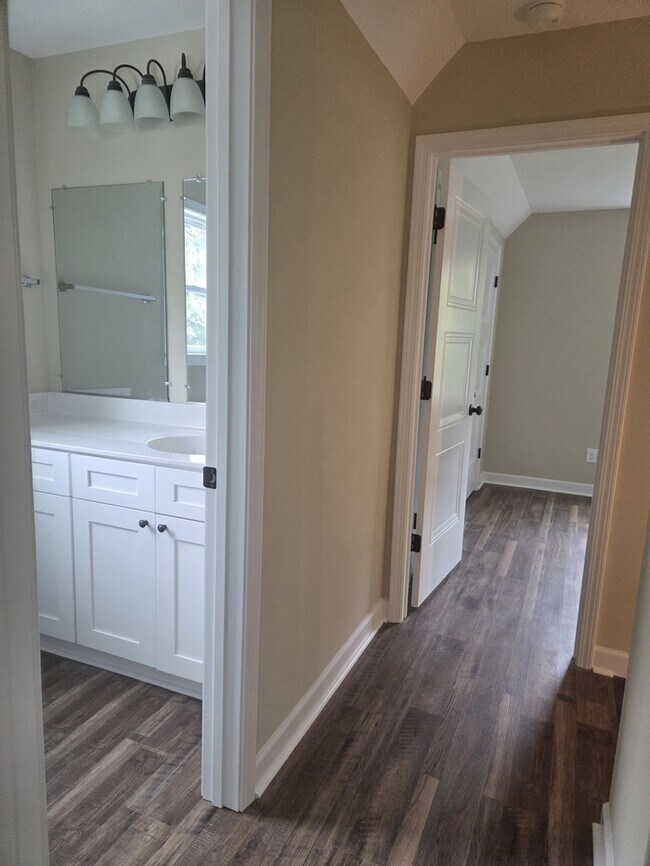 Building Photo - 210 W Washington Exd