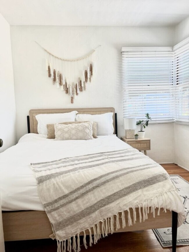 Building Photo - Beautiful 1B/1BA Upstairs Furnished Apt in...