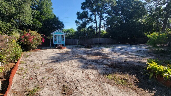 Building Photo - 617 59th Ave Dr W