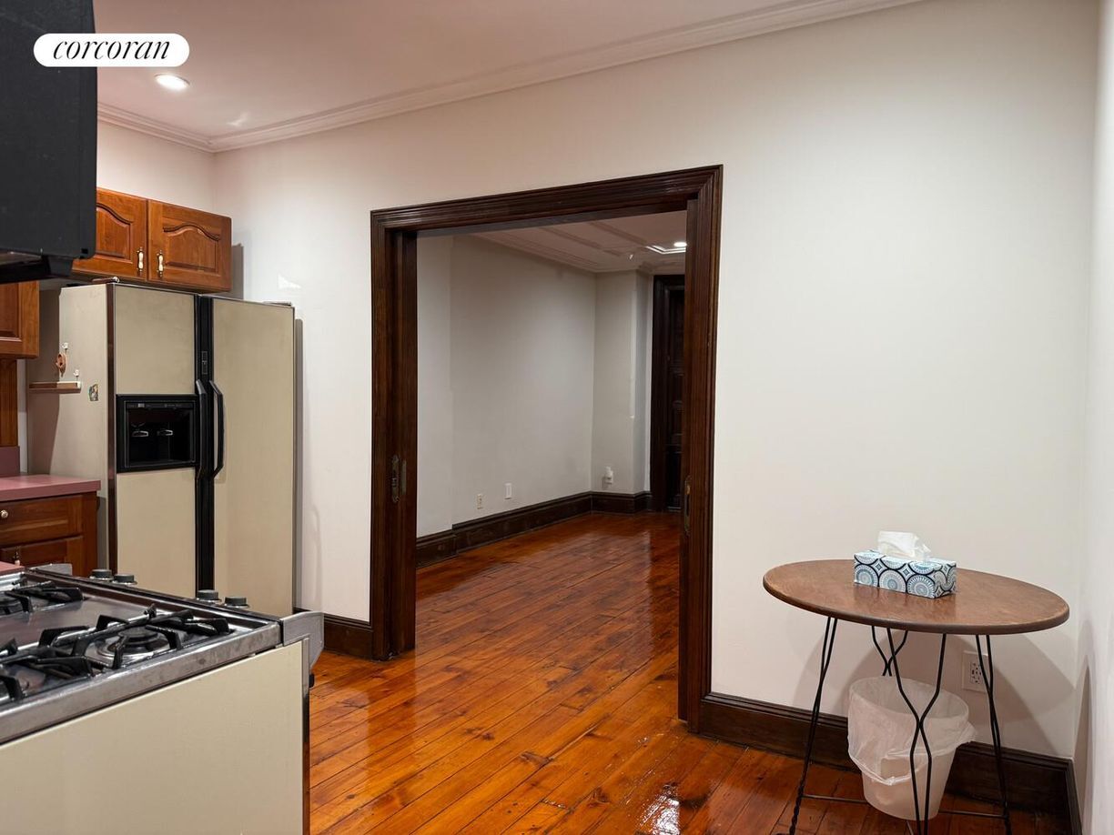 Building Photo - 152 6th Ave