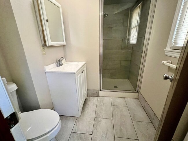 Building Photo - Amazing 4 Bedroom Home!