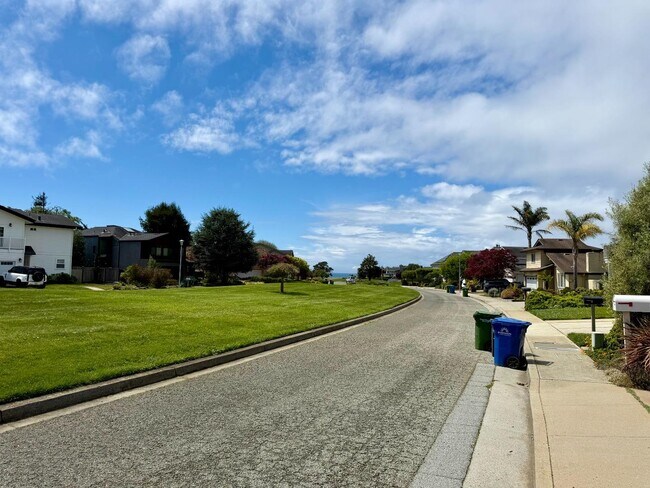 Building Photo - 213 Vía Lantana