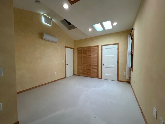 Building Photo - 1178 N Alexandria Ave