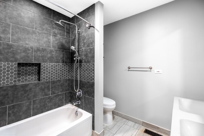Building Photo - 2122 Kensington Dr