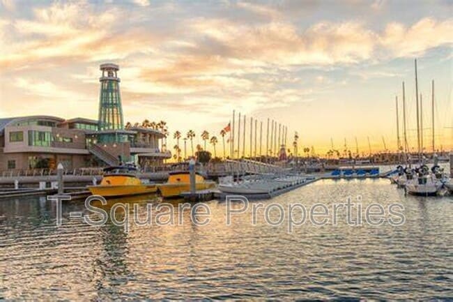 Building Photo - 325 5th Ave S