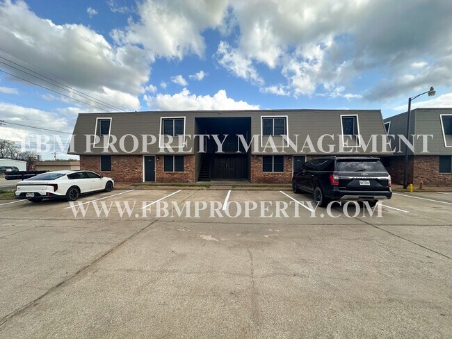 Building Photo - Willow Court Apartments, Unit 204 - 2 Bedroom, 1 Bathroom Apartment Home in Mexia, TX!
