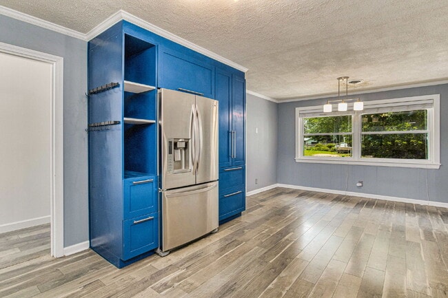 Building Photo - Beautiful East Hill home located in one of...
