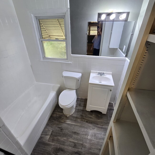 Building Photo - Great Craftsman style home with large private yard that's partially fenced.