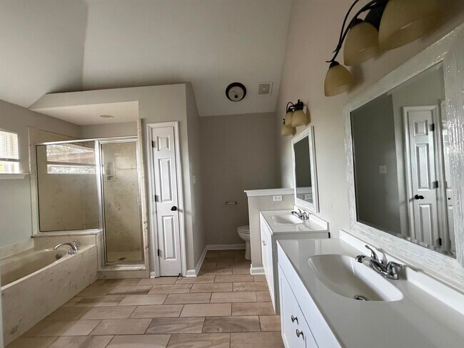 Building Photo - 270 Village Dr