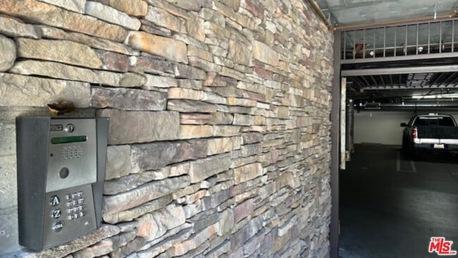 Building Photo - 2020 Holly Dr