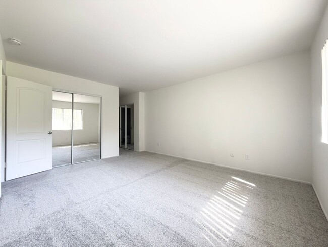 Building Photo - Spacious Townhome in Fire Mtn. w/ Attached Garage!