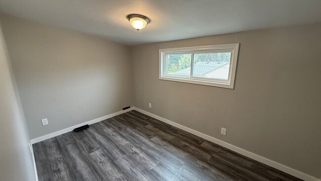 Building Photo - Spacious 3 bed 1 bath, big yard, pets ok, see walkthrough video