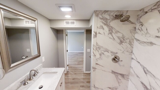 Building Photo - Large Updated 4-Bedroom Home for Rent – Moline