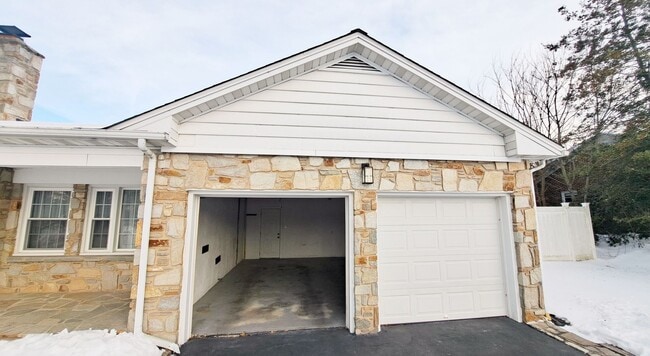 Building Photo - 3 Bed / 1-1/2 Bath Single Family Home w/2-car garage
