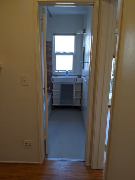 Building Photo - 1546 Rendall Pl