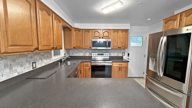 Building Photo - 2302 Old Fort Hills Dr