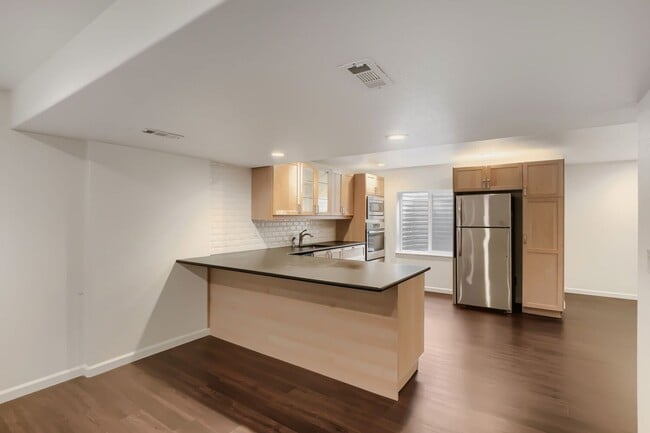 Building Photo - Amazing 5-bedroom home in Cherry Creek School District! Basement Apartment with kitchen! Move in ...