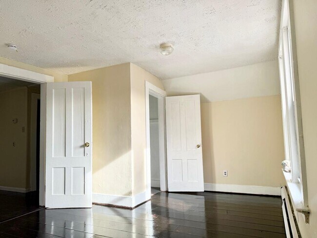 Building Photo - 37 Hotchkiss St