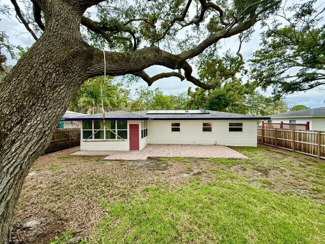 Building Photo - 1837 Pasadena Dr