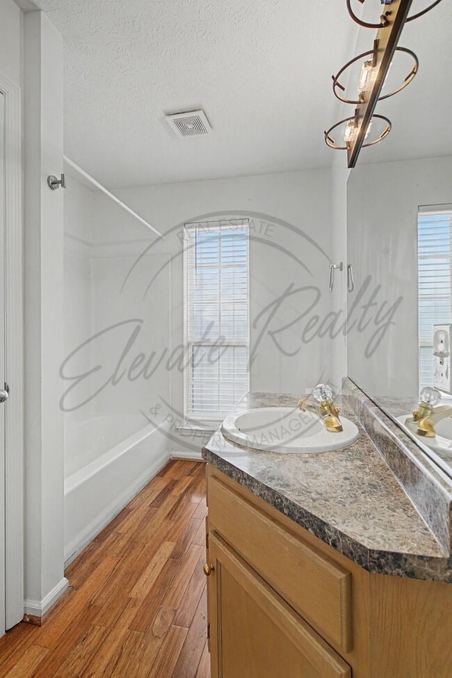 Building Photo - Three Bedroom Brick Home in Hendersonville!