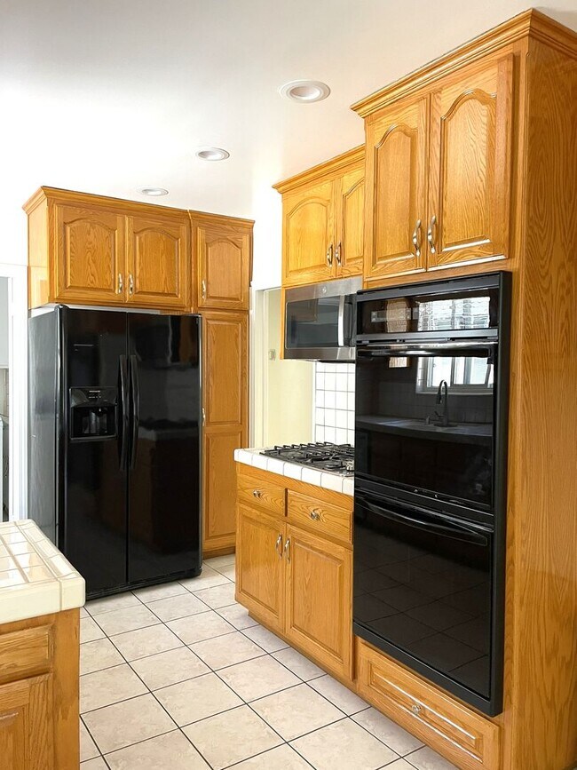 Building Photo - Charming 3-Bedroom Home with Modern Upgrad...