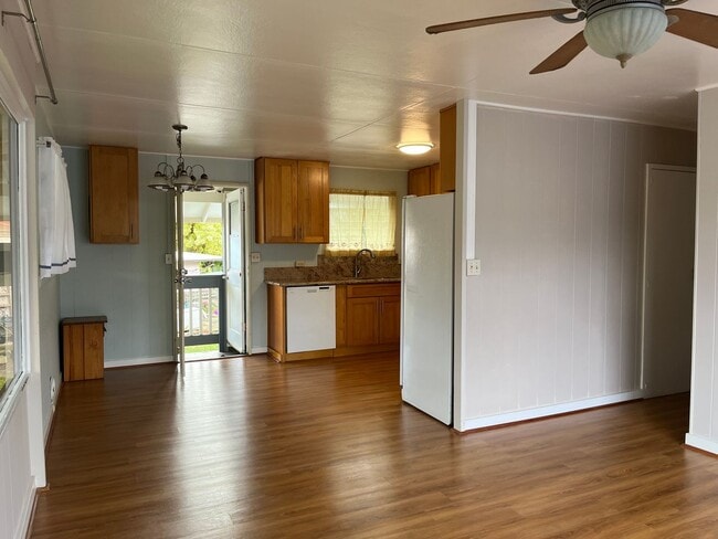 Building Photo - Wonderful Kaneohe 3 bedrooms, 1.5 bath House with Carport - Avail now!