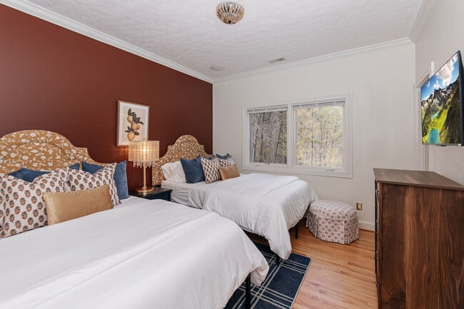 Building Photo - 33 Pinners Ln