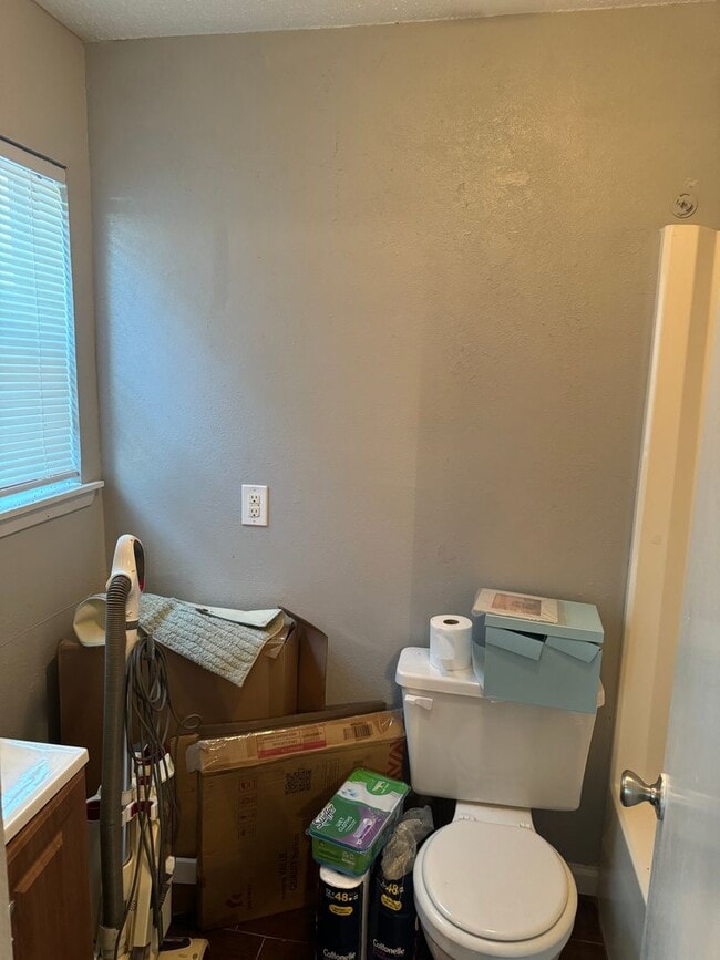 Building Photo - AVAILABLE AUGUST 1ST 2 Bedroom 2 Bathroom Apartment Near Bus Route