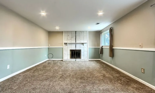 Building Photo - Charming & Spacious 5-Bedroom Home! Detach...