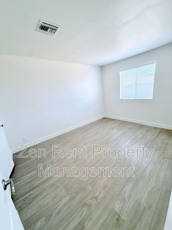 Building Photo - 1044 E Harmony Ave