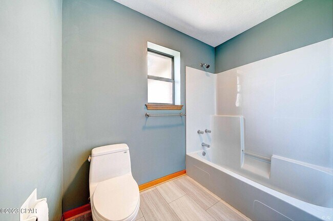 Building Photo - 2422 Thames Dr