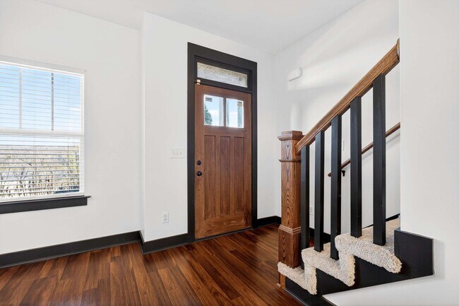 Building Photo - Great Location!