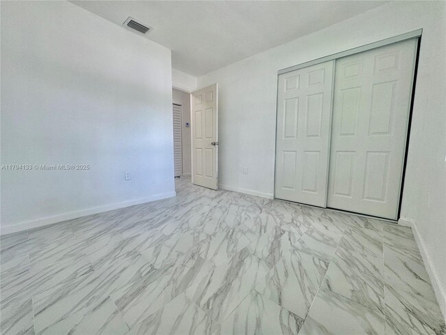 Building Photo - 526 SW 7th Ct
