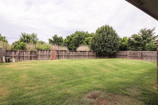Building Photo - New vinyl plank in bedrooms, hall, new paint, new heat & air conditioning system 2025, large livi...