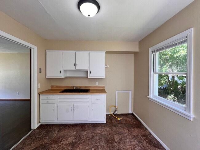 Building Photo - 2 Bedroom House
