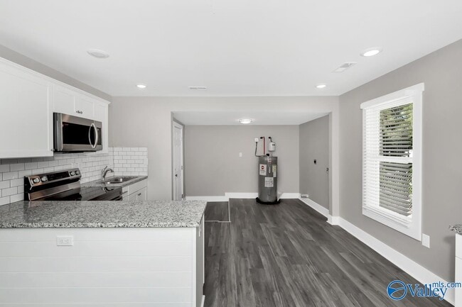 Building Photo - 908 Fairway Dr NW