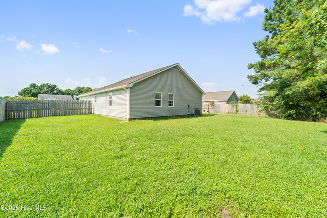 Building Photo - 443 Dion Dr