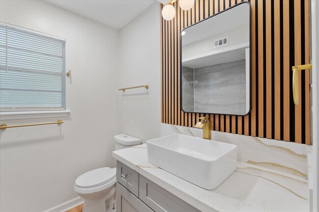 Building Photo - 3811 Woodbriar Dr