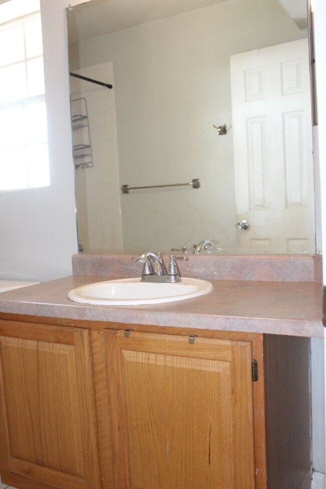 Building Photo - Stunning 3rd Floor 3 BR/2 BA Littleton Con...