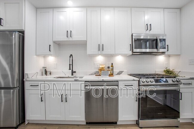 Building Photo - 702 19th St NE