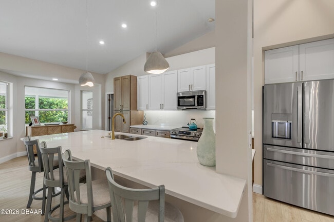 Building Photo - 646 S Pine St