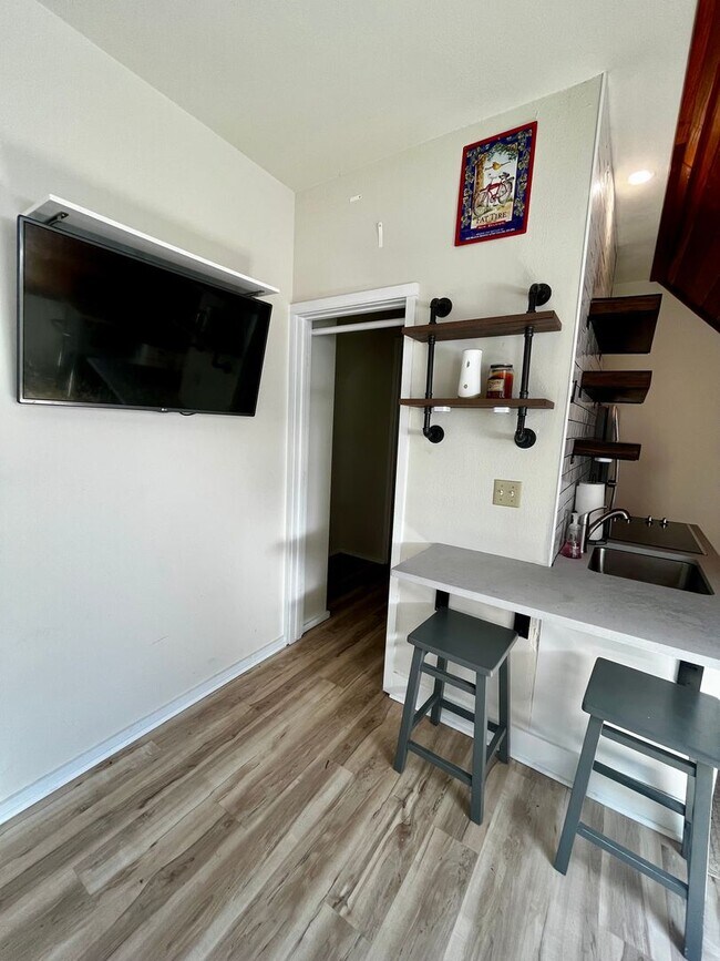 Building Photo - Executive Rental on Riverside Country Club...