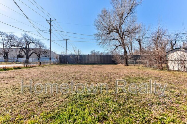 Building Photo - 2701 S Phillips Ave