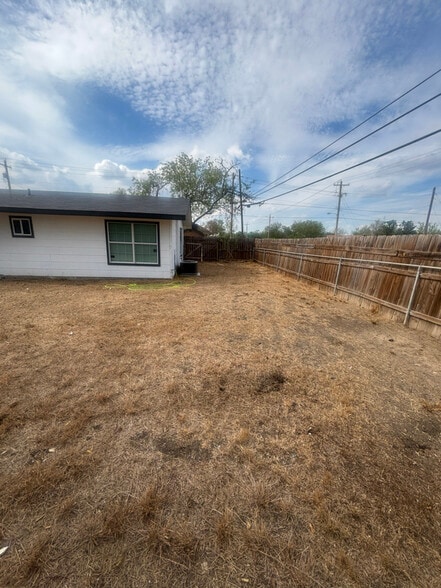 Building Photo - 822 Maple St