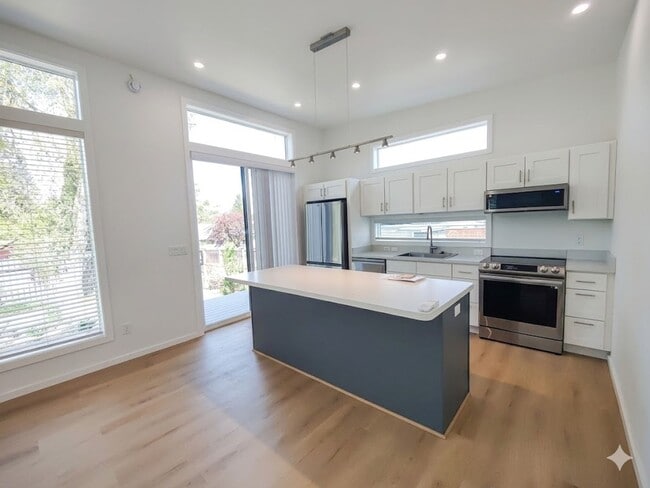 Building Photo - Fully Fenced Private Single-Level 2x2 Retreat in Bend with Bonus Office Nook!
