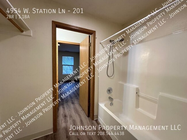 Building Photo - Walking distance to Lakeharbor and State S...